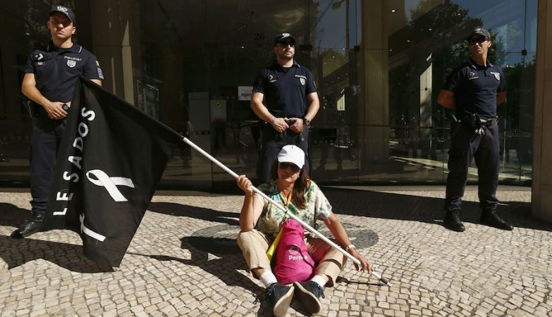 Manifestação dos lesados do papel comercial do BES, promovida pela Associação dos Indignados e Enganados do Papel Comercial, em frente a sede do Novo Banco, em Lisboa