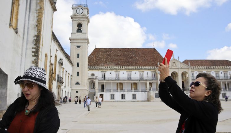 Desde a classificação como Património Mundial, que os turistas na Universidade de Coimbra têm vindo a crescer, entre eles os asiáticos, que já suplantaram o número de visitantes portugueses