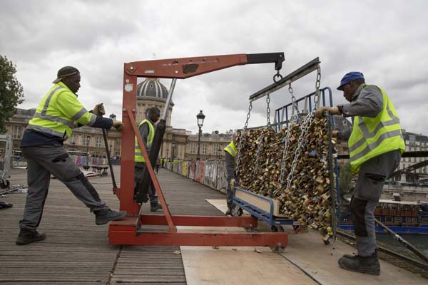 "Cadeados do amor" a serem definitivamente retirados da Pont des Arts, em Paris
