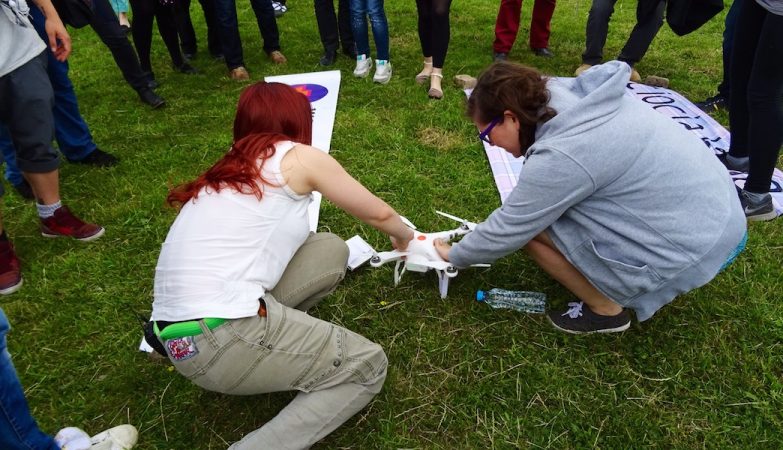 Mulheres polacas recebem pílulas abortivas entregues pelo drone da Feminoteka