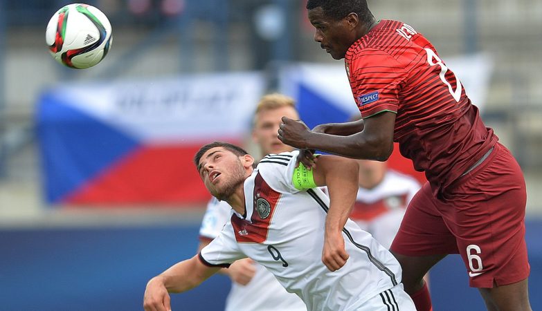 William Carvalho na partida contra a Alemanha no Europeu sub-21, na República Checa