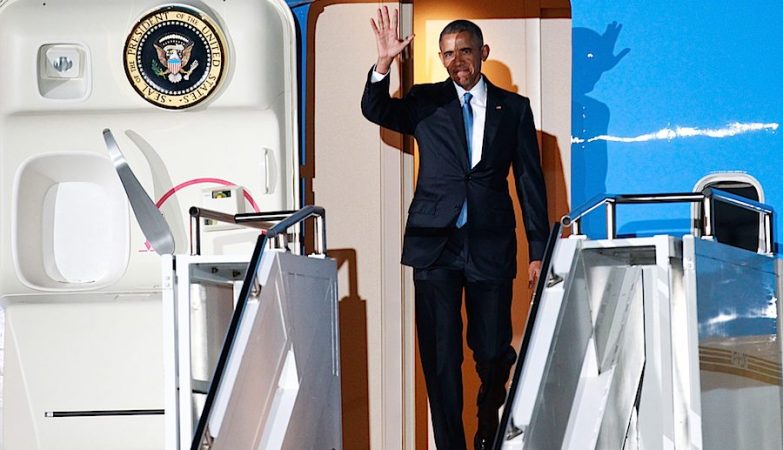 O presidente dos Estados Unidos, Barack Obama, desembarca em Nairobi, no Quénia, para uma visita à terra dos seus pais