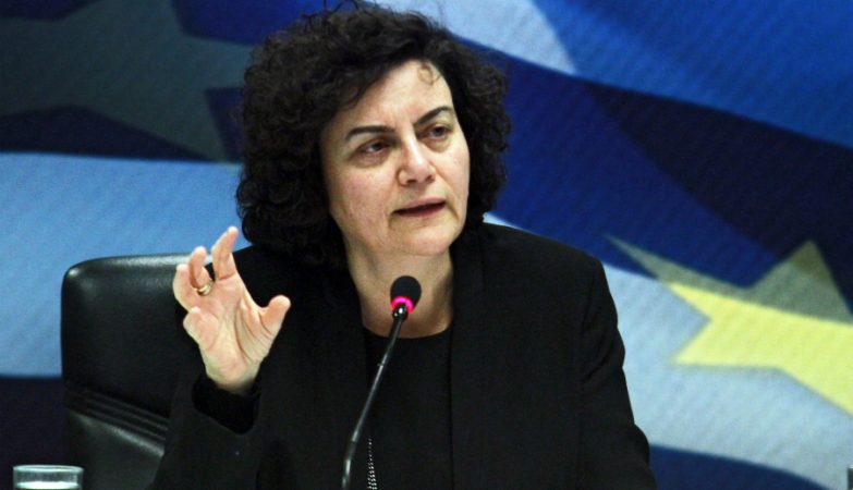 Nadia Valavani, vice-ministra das Finanças grega que pediu demissão na sequência do acordo feito com os credores