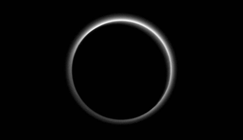 A "neblina" da atmosfera de Plutão provoca um efeito de "halo" à volta do planeta