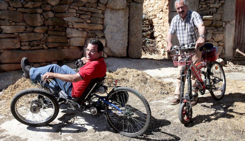 Dois irmãos de Almeida transformam bicicletas a pedal em elétricas e triciclos