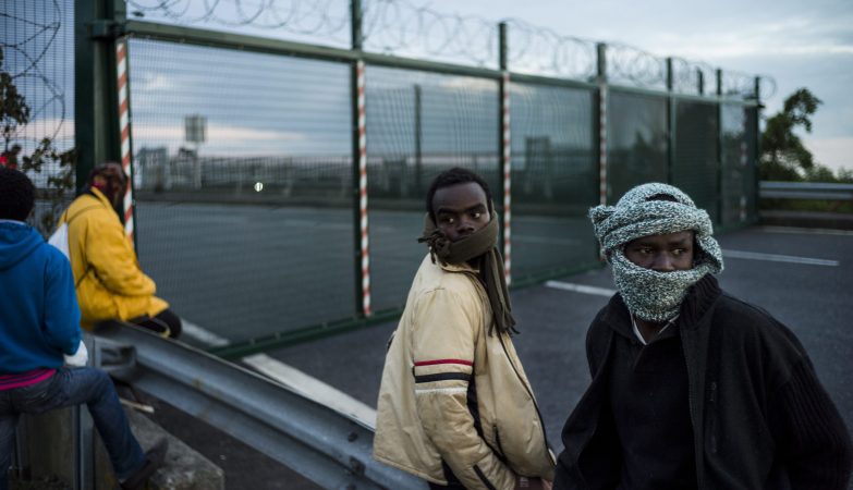 Em Calais, cerca de 1.500 migrantes tentaram forçar a passagem pelo Eurotunnel, entre França e o Reino Unido