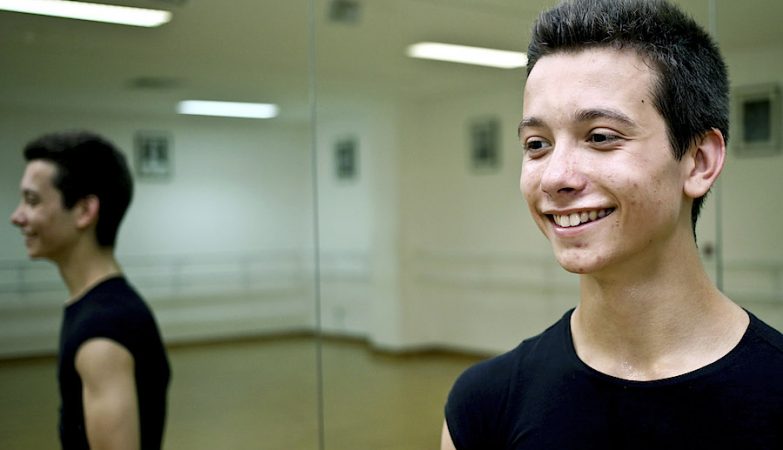 Diogo Oliveira, bailarino de 16 anos, vai ingressar em setembro na escola de dança da Ópera de Paris, em França, depois de se ter classificado em abril como um dos seis melhores solistas seniores na 16.ª edição do Youth America Grand Prix em Nova Iorque