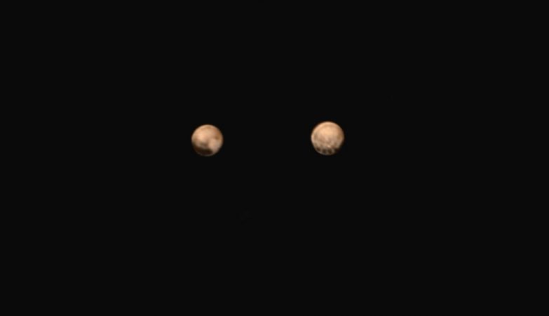 Os dois hemisférios de Plutão, a cores quase reais.