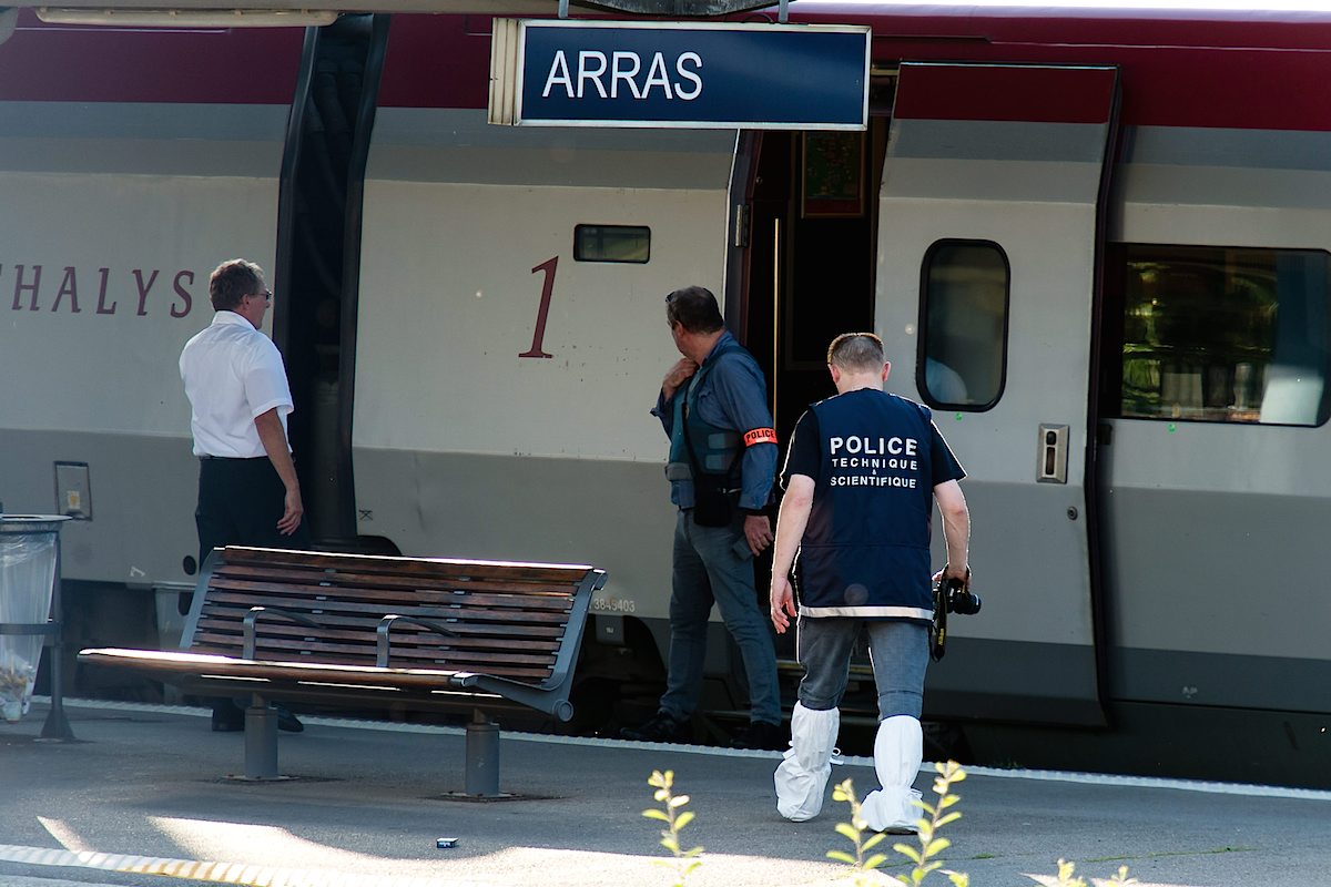 Polícia analisa a carruagem do TGV à chegada à estação de Arras