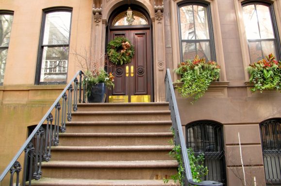 Entrada do apartamento na Perry Street, em Manhattan, que ficou famoso pela série "O Sexo e a Cidade"