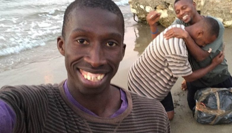 O migrante ilegal senegalês Adbou Diouf mostra o momento da chegada a Espanha.