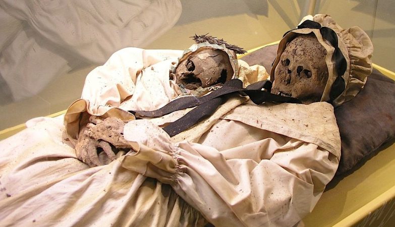 Mãe e filha, duas das múmias em exibição no Museu de História Natural da Hungria