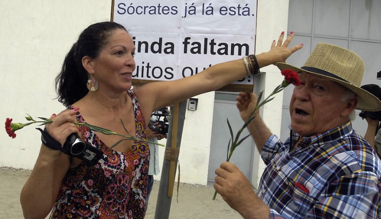 Apoiantes e opositores de José Sócrates confrontam-se na prisão de Évora.