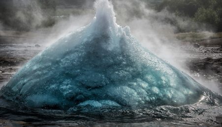 Vapor de água em erupção, a 70 m de altura, num geyser no sudoeste da islândia