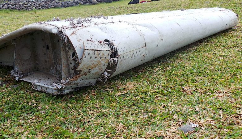 Peça da asa de um Boeing 777 encontrada numa praia na ilha francesa da Reunião pode ser do voo MH370 da Air Malaysia