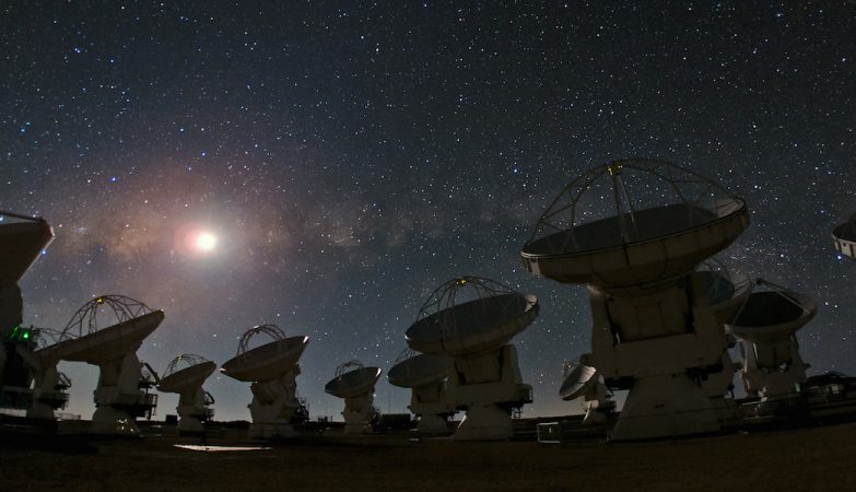 A rede de telescópios ALMA, nos Andes chilenos.  O Chile é chamado de 'olhos do mundo' por concentrar 40% da observação astronômica mundial 