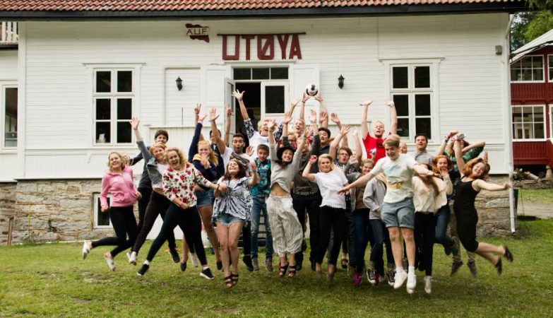 Jovens noruegueses do Partido Trabalhista de regresso à ilha de Utoya, quatro anos depois do massacre de Breivik