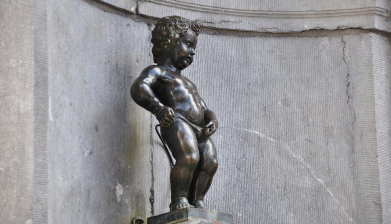 Estátua Manneken Pis, o rapaz a urinar de Bruxelas