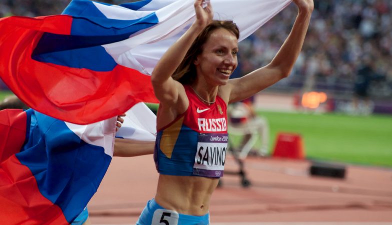 Mariya Savinova celebra a sua Medalha de Ouro no 800m nos Jogos Olímpicos de 2012 em Londres. Não está na lista dos atletas suspeitos.