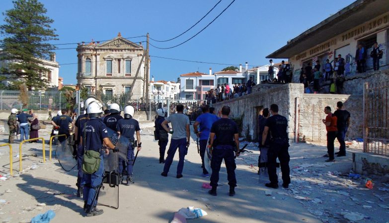 As autoridade gregas fizeram uso de granadas de efeito moral para lidar com a revolta de milhares de imigrantes, em particular os afegãos, que foram detidos no porto da ilha de Lesbos, na Grécia