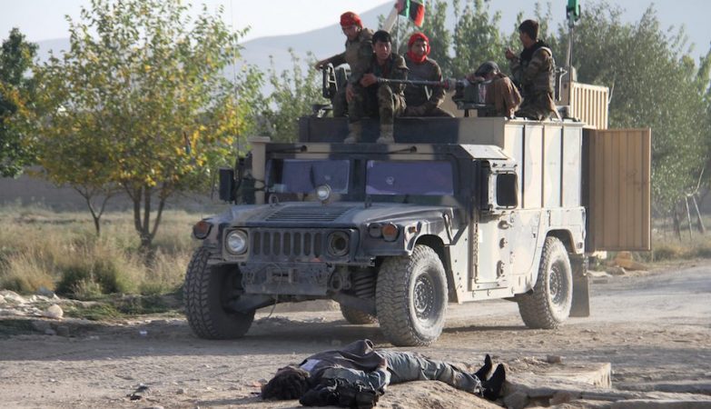 Soldados do exército afegão depois do ataque à prisão de Ghazni por militantes talibãs