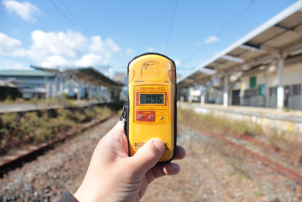 Medição de radioactividade na estrada entre Namie e Naraha, na região de Fukushima