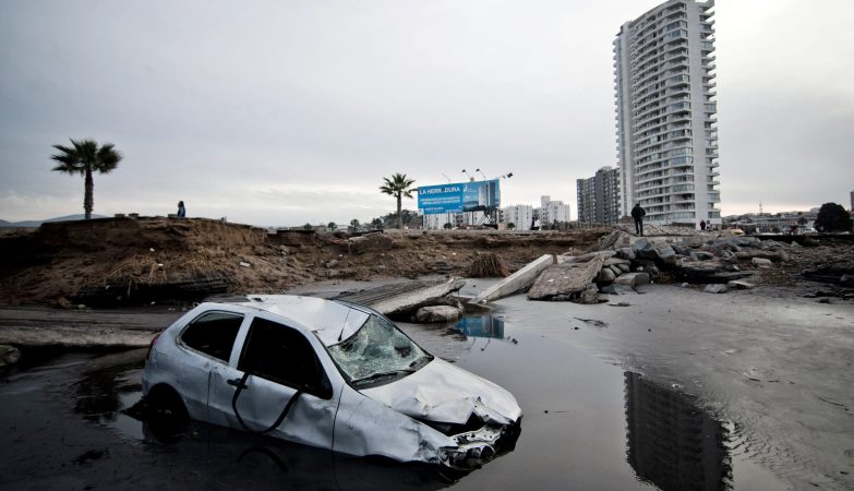 Destroços do tsunami que se seguiu a um terramoto de magnitude 8.3 na escala de Richter no Chile, a 16 de setembro