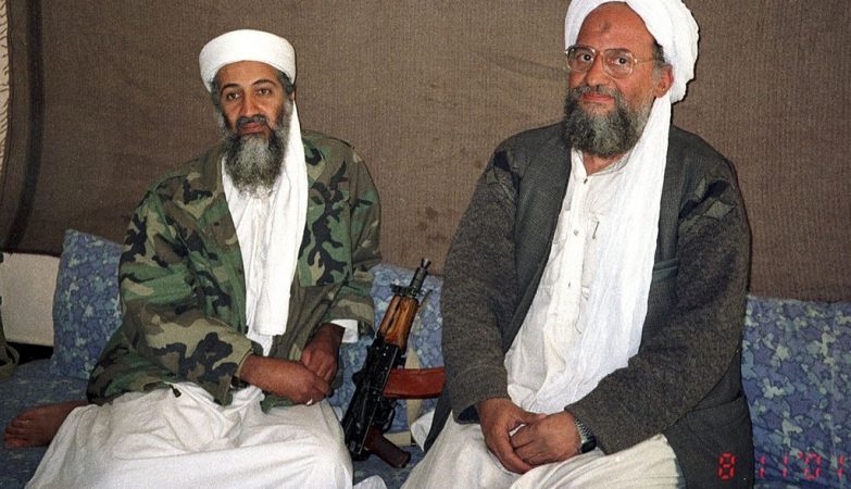 Ayman al-Zawahiri, atual líder da Al-Qaeda, com Osama Bin Laden