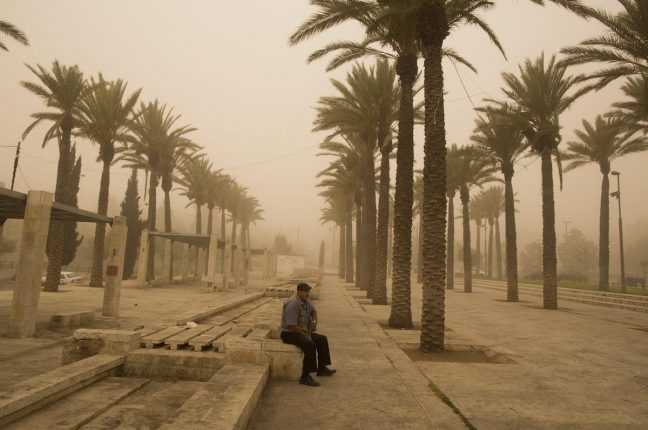 Um palestiniano sentado em Jerusalém durante a tempestade de areia que atingiu o Líbano, a Síria e Israel