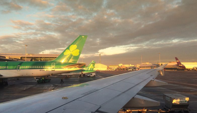 Avião Boeing 757 EI-LBS da Aer Lingus, aeroporto de Dublin ao por-do-sol