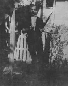 A fotografia polémica de Lee Harvey Oswald, principal suspeito do atentado de Kennedy