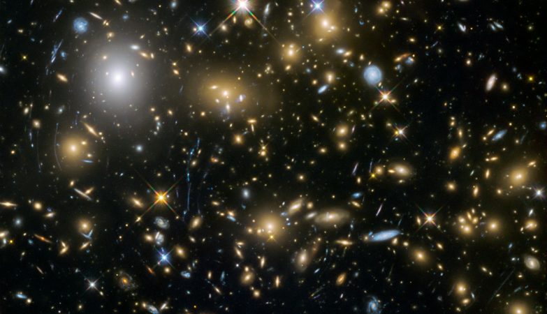 Esta imagem obtida pelo Hubble mostra o enxame galáctico MACSJ0717.5+3745. Este é um dos seis sendo estudados pelo programa Fontier Fields do Hubble, que produziu as imagens mais profundas de lentes gravitacionais