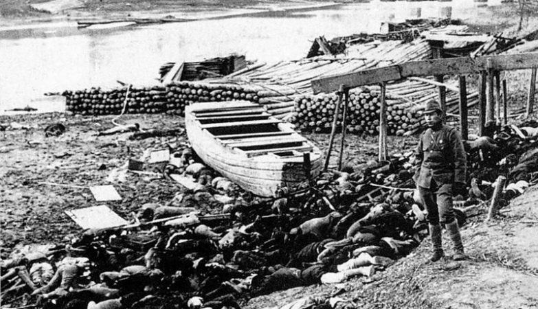 Corpos de vítimas do massacre de Nanjing junto ao rio Qinhuai, 1937