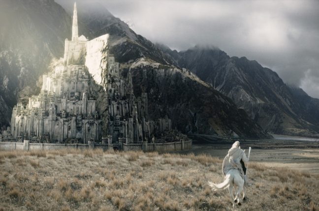 Gandalf aproxima-se de Minas Tirith, cidade inspirada em Ravenna, Itália