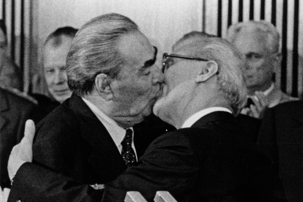 O famoso beijo entre o presidente da União Sociética, Leonid Brejnev e da Alemanha Oriental, Erich Honecker, 1979
