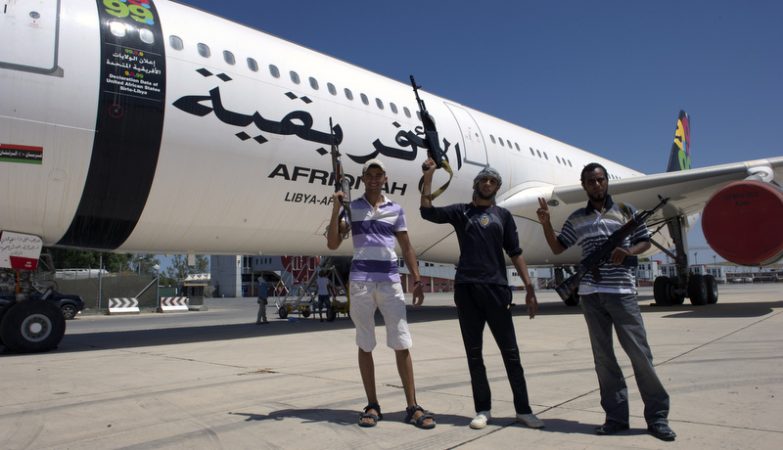 Rebeldes líbios exibem-se em frente ao Airbus A-340 '5A-ONE' de Kadhafi