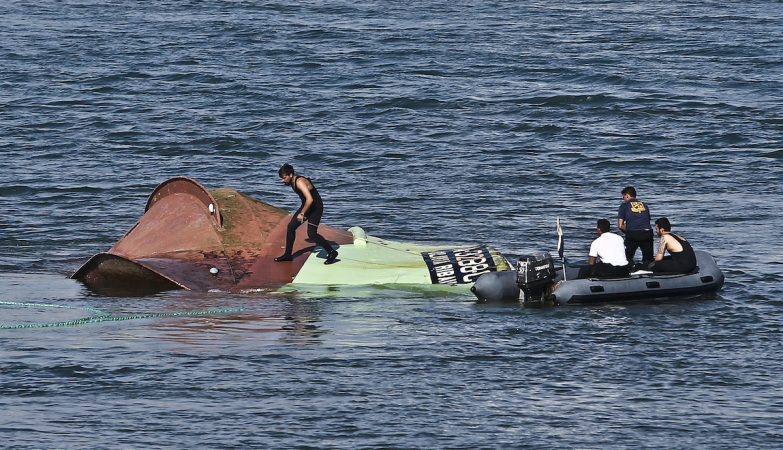 Mergulhadores tentam aceder ao arrastão Olivia Ribau, que naufragou à entrada do porto da Figueira da Foz