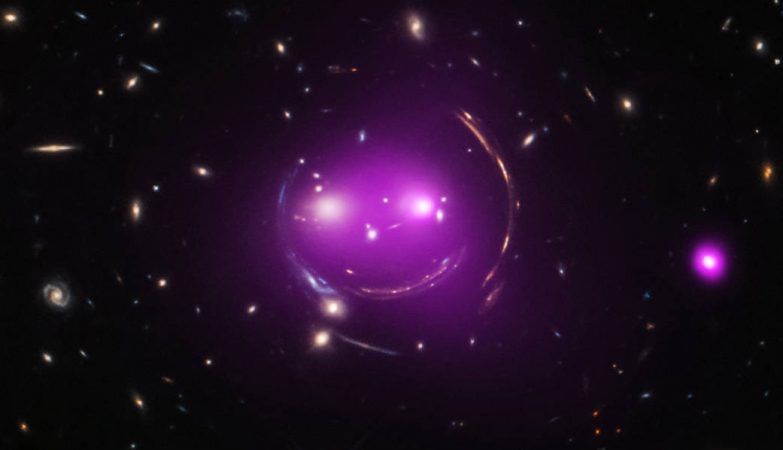Composição do Gato de Cheshire que engloba dados no visível pelo Hubble e dados obtidos em raios-X pelo Observatório Chandra