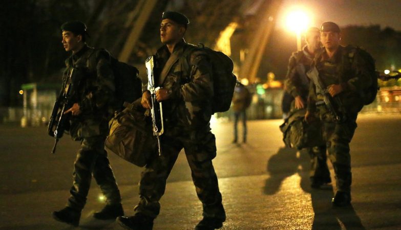 Soldados franceses em patrulha junto à Torre Eiffel, em Paris