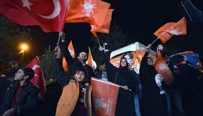 Apoiantes do Partido da Justiça e Desenvolvimento (AKP), do presidente da Turquia, Recep Erdogan, festejam a vitória nas ruas