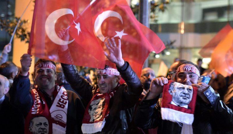 Apoiantes do Partido da Justiça e Desenvolvimento (AKP), do presidente da Turquia, Recep Erdogan, festejam a vitória nas ruas