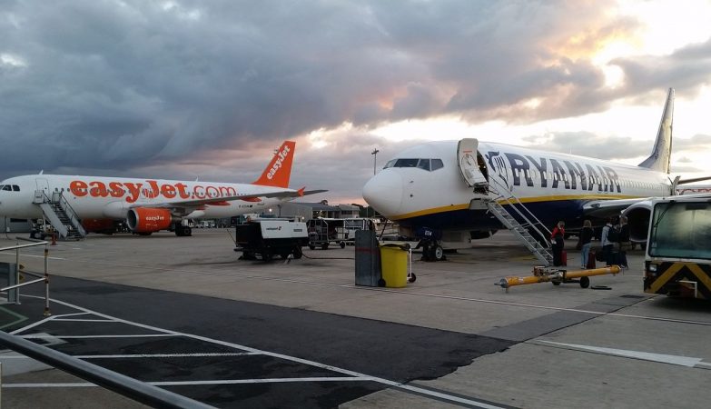 Um avião Boeing 737 da Ryanair e um Airbus A320 da Easyjet no aeroport de Bristol