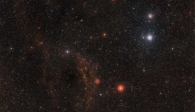 O céu em torno da hipergigante estrela VY Canis Majoris.