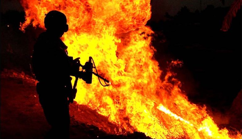 Soldado americano usa lança-chamas