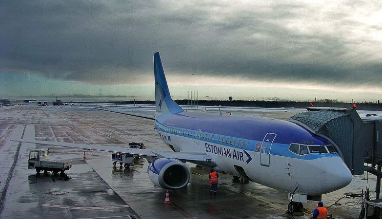 Avião Boeing 737 da Estonian Air no aeroporto de Tallinn