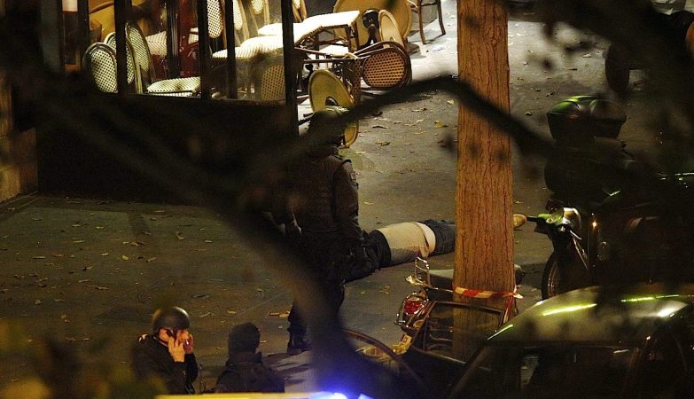 Agentes da polícia francesa junto ao corpo de uma das vítimas do ataque ao Bataclan