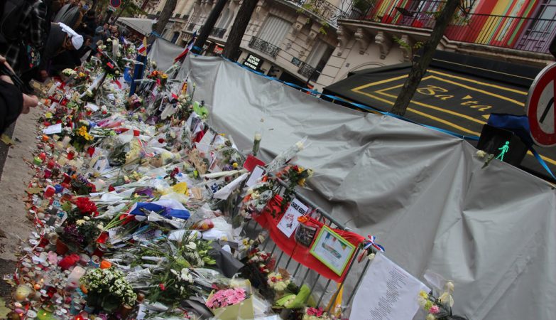 Homenagem às vitimas do Bataclan, um dos alvos dos atentados em Paris