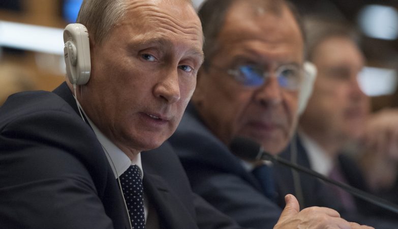 O presidente da Rússia, Vladimir Putin, e o ministro dos Negócios Estrangeiros, Serguei Lavrov