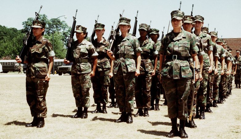 O primeiro pelotão de Marines completamente feminino, comandado pela Tenente Marie G. Juliano, em formação com armas automáticas M-16A1 num exercício em Quantico.