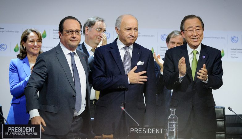 O presidente francês, François Hollande, com o presidente da Cimeira do Clima, Laurent Fabius, e o Scretário Geral das Nações Unidas, Ban Ki-moon